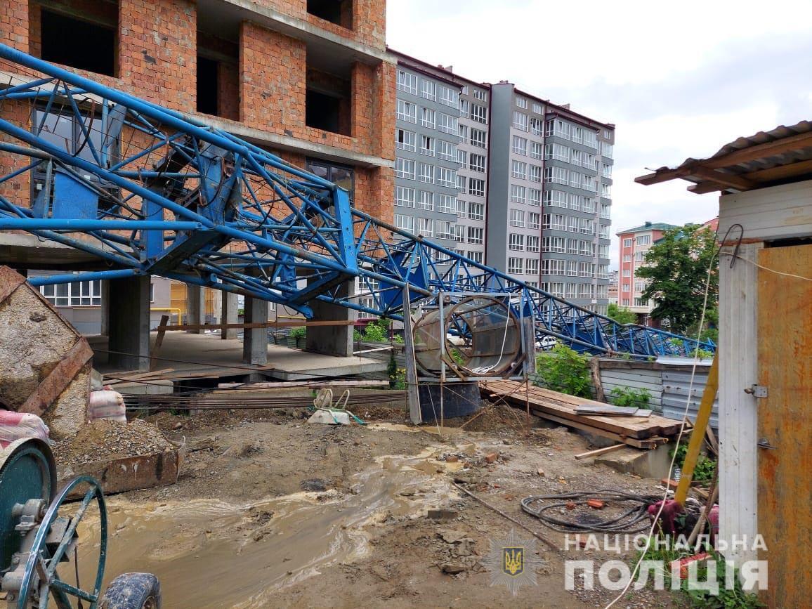 В Черновцах на стройке ЖК Премьера рухнул кран, есть пострадавшие. Фото