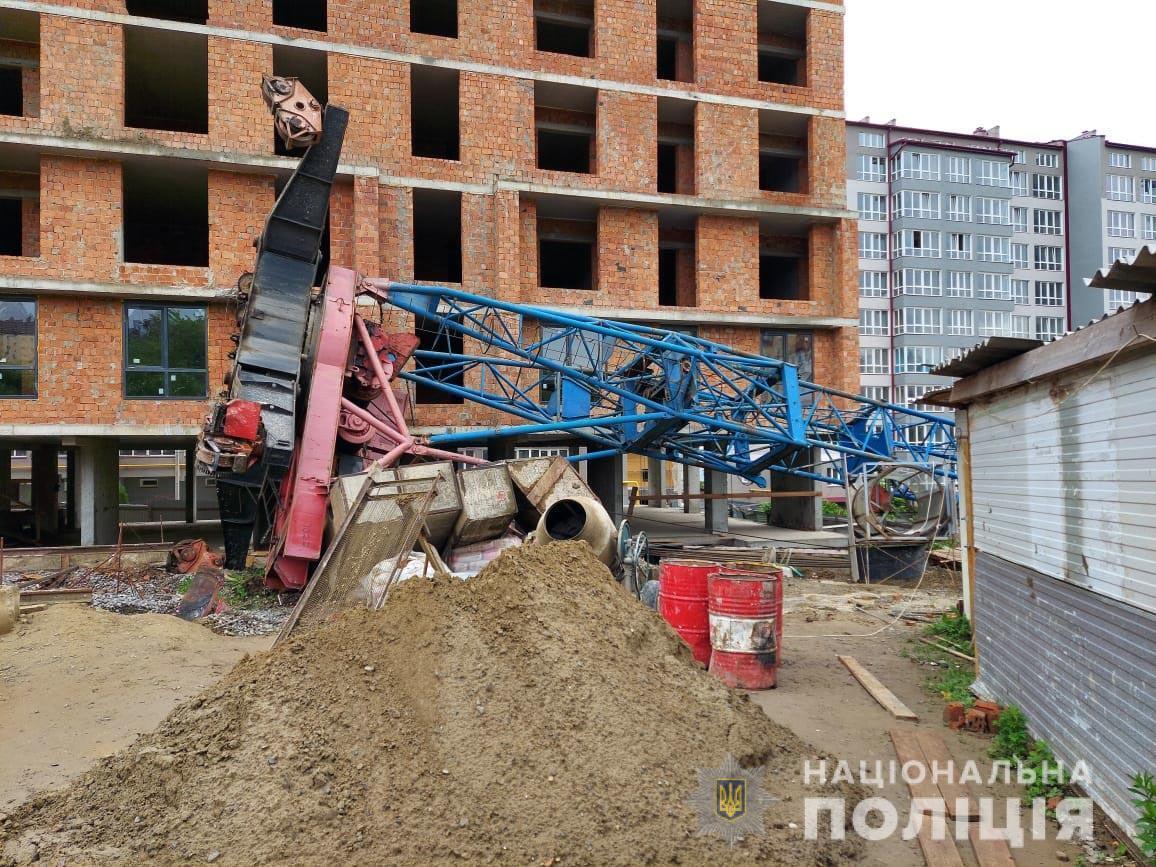 В Черновцах на стройке ЖК Премьера рухнул кран, есть пострадавшие. Фото