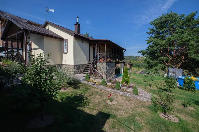 КГ Між лісом та горою