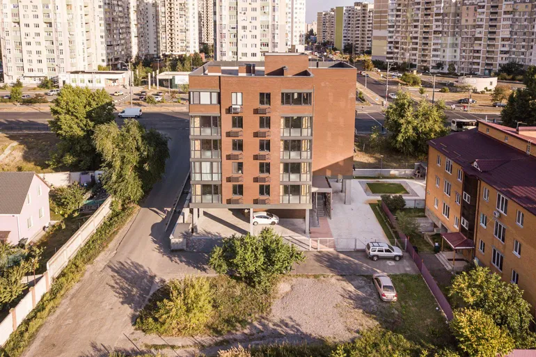 Клубный дом Деснянский DeLuxe двор