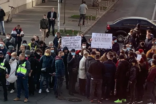 Инвесторы ЖК Варшавский плюс пытаются перекрыть дорогу возле Рады. Фото