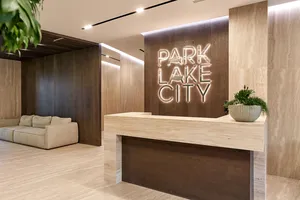 Жильцам Park Lake City вручают ключи вместе с пакетами системы безопасности