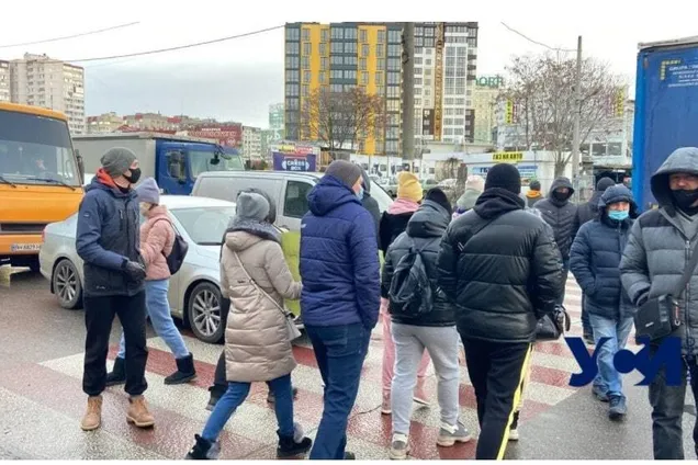 В Одесі доведені до відчаю мешканці ЖК Острови перекрили вулицю