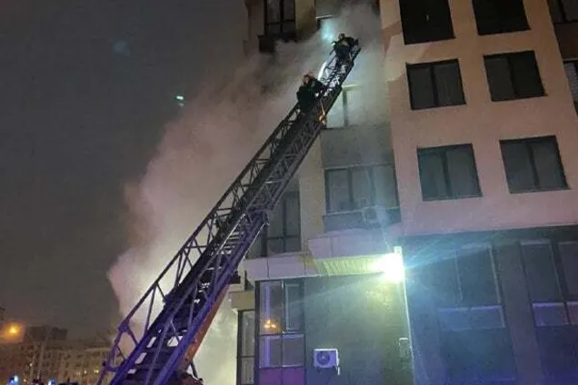 Пожежа в ЖК Венеція: рятівники не могли під'їхати до будинку через припарковані авто. Фото, відео