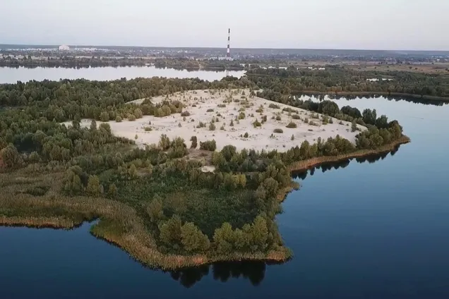 Скандал навколо озера Небреж триває: будівельники почали засипати його сміттям