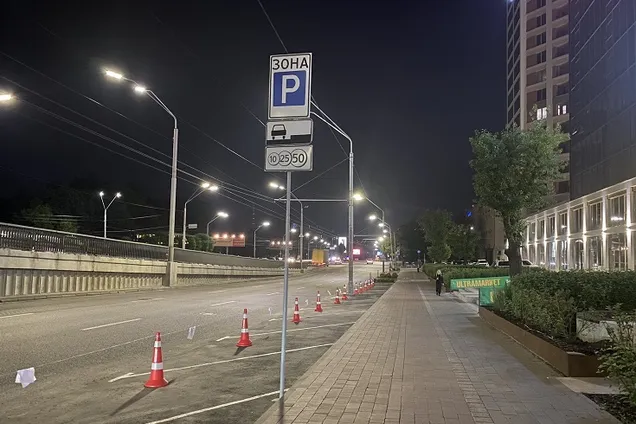 Біля ЖК Сан-Франциско облаштували парковку і велодоріжку за рахунок зеленої зони