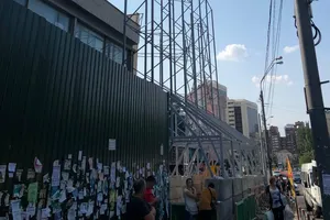 Вокруг "дома с летающей тарелкой" в Киеве устанавливают строительный забор