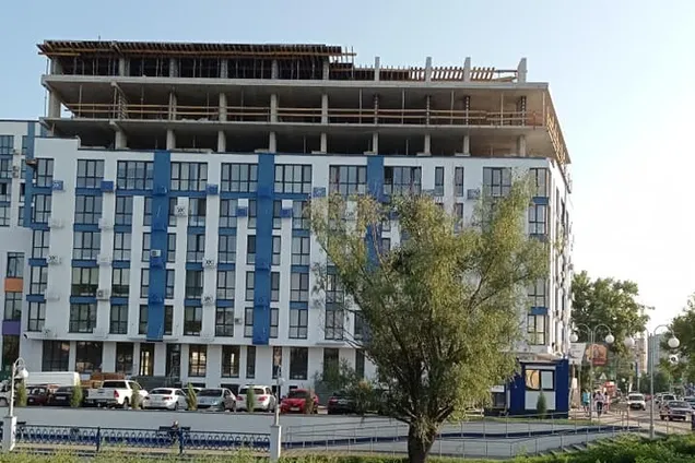 У Києві до вже заселеного ЖК почали добудовувати верхні поверхи