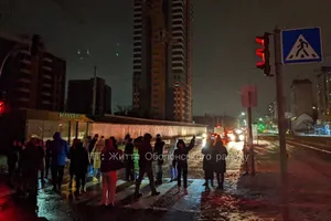 Протести з пострілами: мешканці ЖК Бережанський перекрили вулицю в Києві