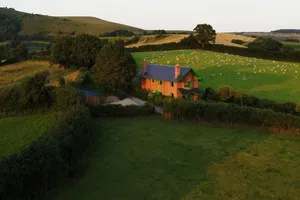 Обычный дом из красного кирпича признан лучшим в Англии. Фото