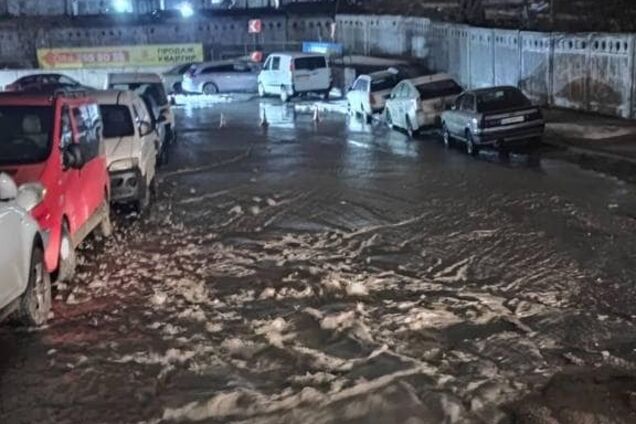 Столичний житловий комплекс залило відходами через аварію на ТЕЦ. Фото ...