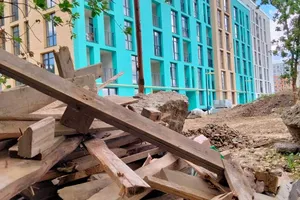 Як позбутися будівельного сміття: львівський забудовник закопав його у парку