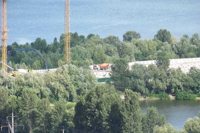 Очередной скандал в экопарке Осокорки: активисты заметили строительную технику