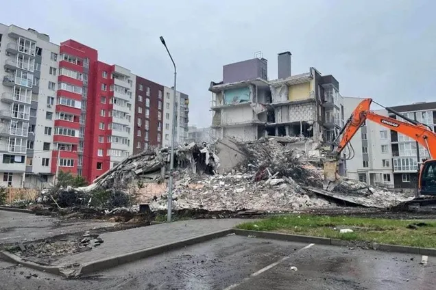В Буче сносят жилые комплексы, пострадавшие от рук оккупантов. Видео
