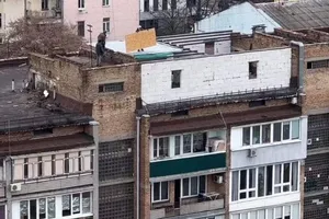 Киянин збудував собі будинок на даху житлової багатоповерхівки у центрі столиці
