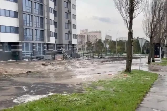 В Киеве из-за строительства ЖК затопило Броварской проспект