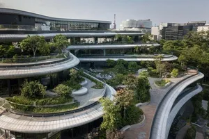 Офисное здание из каскада садовых террас в Сингапуре. Фото