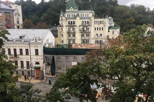 В Киеве за нарисованным фасадом обнаружили новостройку