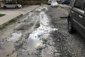 Через скандального забудовника мешканців Винників активно заливає нечистотами