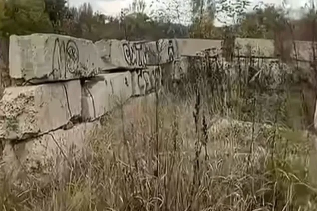 В Харькове "здание" из бетонных блоков использовали для получения земли под застройку