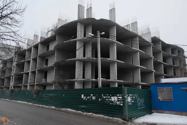 У Чернівцях зупинили будівництво житла для переселенців