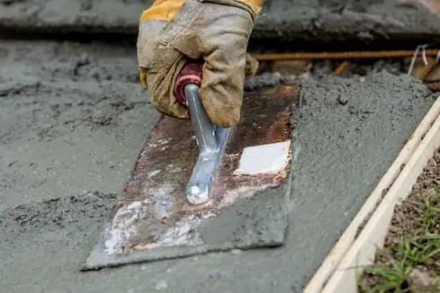 В Киеве начали заливать бетоном парк на Оболони