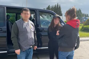В Украину экстрадировали эксчиновщицу, которая помогла украсть земли на 2 млрд грн
