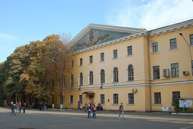 Неизвестные начали разбирать один из корпусов Киево-Могилянской академии. Фото