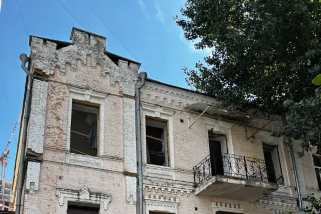 Під час атаки рф на Київ зазнав пошкоджень "Будинок з комахами"