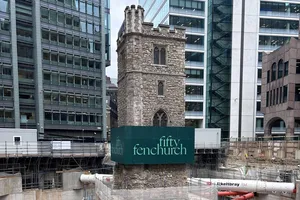 В Лондоне во время строительства небоскреба подняли 700-летнюю церковь на высоту 14 метров