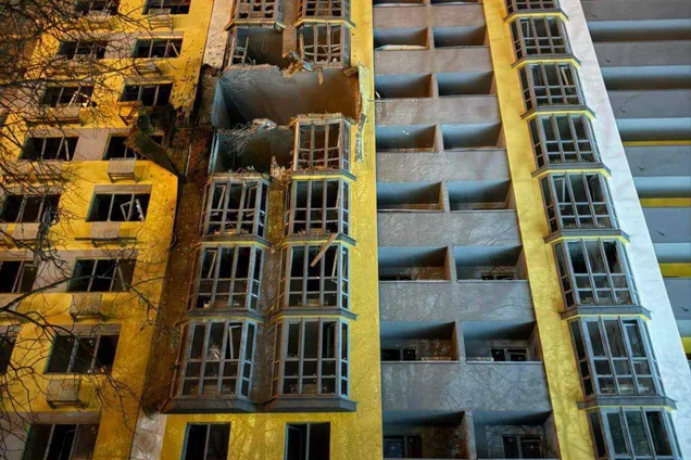 Осколки Shahed попали в один из ЖК Киевгорстроя