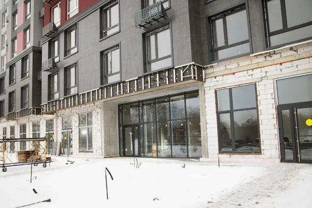 В ЖК Синергия Киев завершили монтаж витражной системы лобби