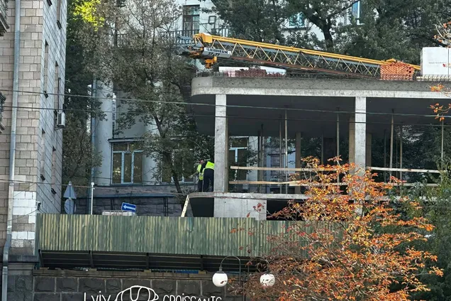 На Хрещатику після скасування арешту будівництва заявили про тріщини у будинках