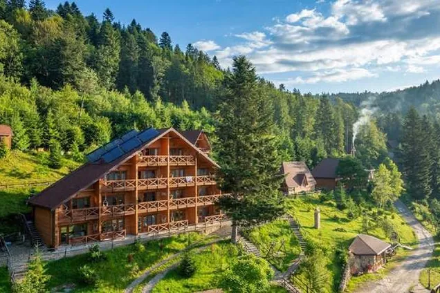 Суд разрешил снести коттеджи в Карпатах