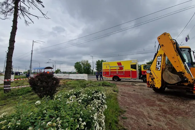 На Березняках прорвало тепломережу біля скандальної забудови