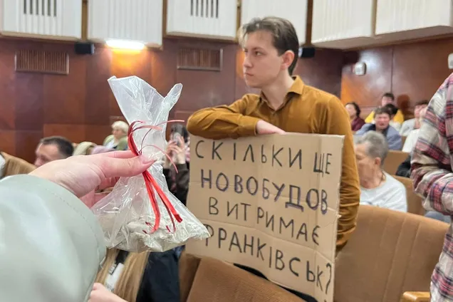 Жители Франковска принесли мэру строительный мусор из-за хаотической застройки