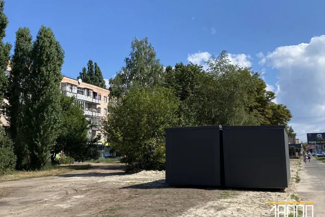 В Черкассах из-за строительства торгового центра вырубили деревья