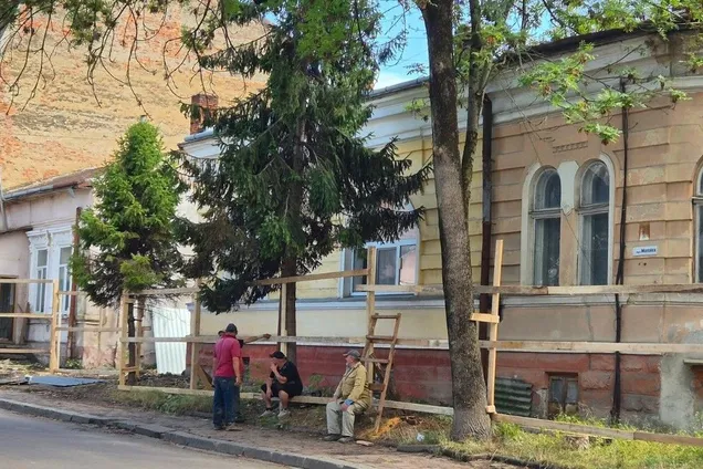 Во Франковске возле памятника архитектуры установили забор
