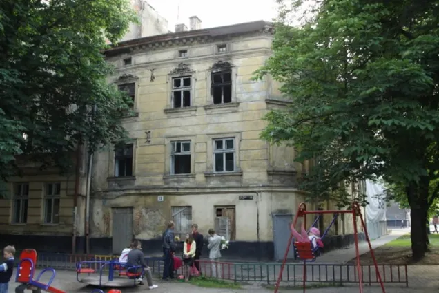 В центре Львова два исторических дома довели до аварийного состояния